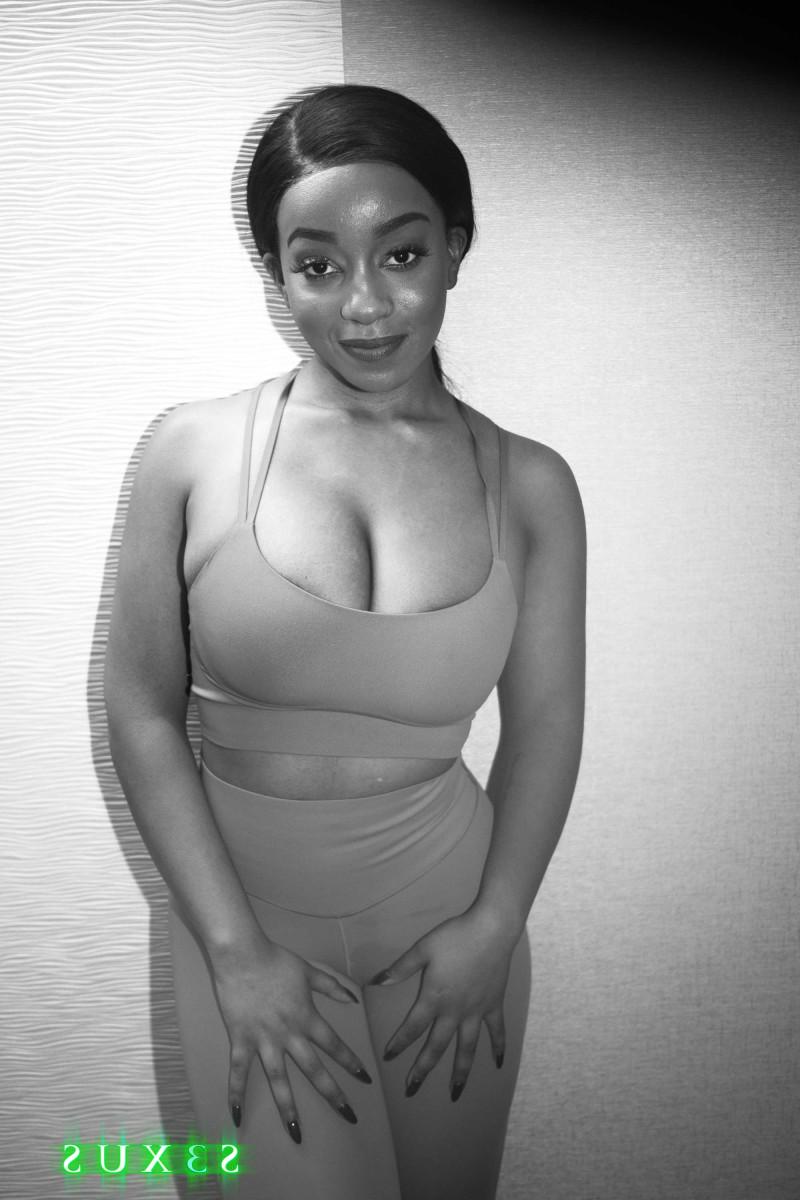 15P A la chica de ébano Lily Starfire le exprimen sus grandes tetas antes del sexo interracial