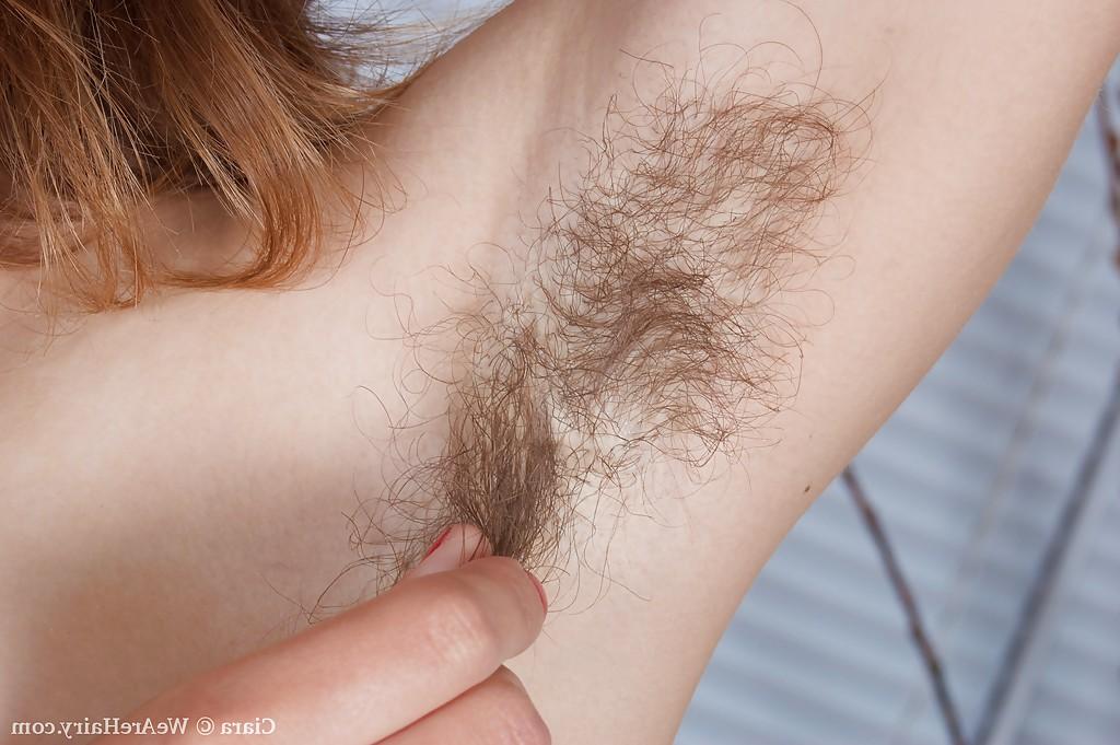 16P Ciara, une jeune aux gros seins, montre ses aisselles et sa chatte poilues.