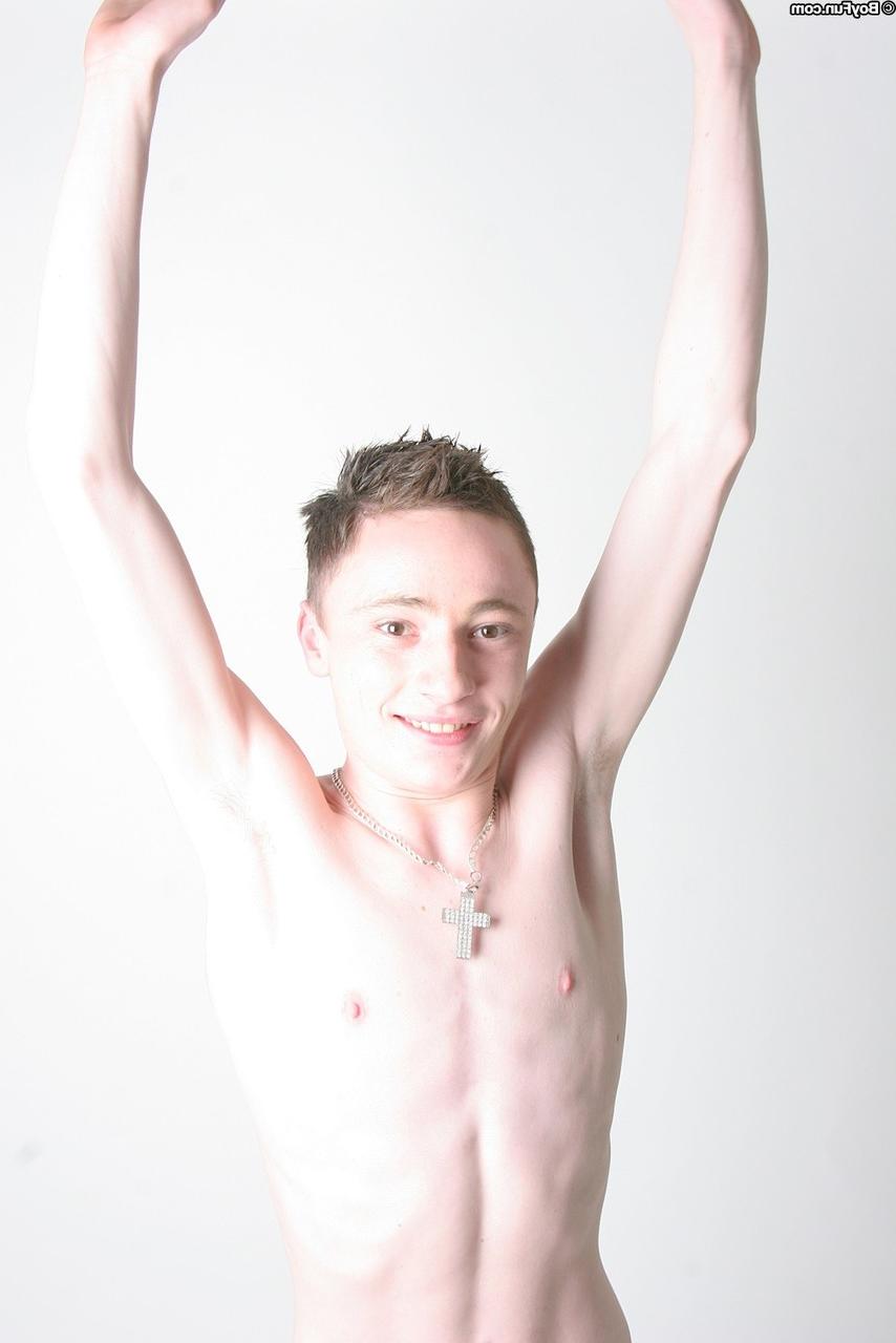 20P El sexy chico gay caucásico Ryan Lancaster se desnuda y tira de su gran polla sin cortar
