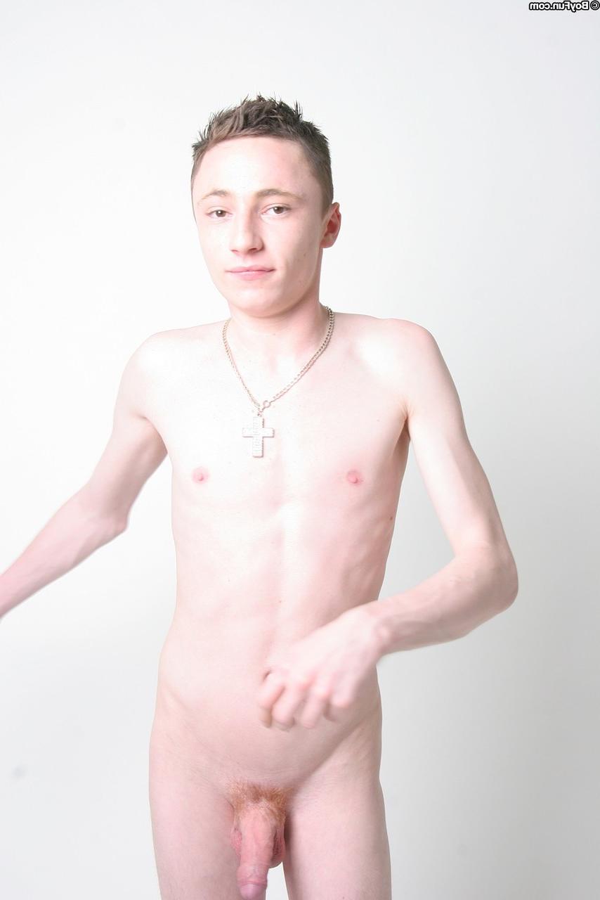 20P El sexy chico gay caucásico Ryan Lancaster se desnuda y tira de su gran polla sin cortar