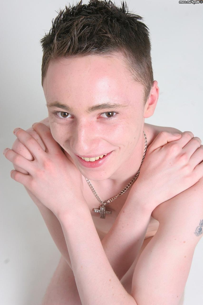 20P El sexy chico gay caucásico Ryan Lancaster se desnuda y tira de su gran polla sin cortar