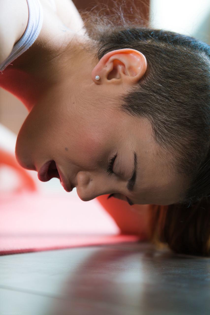 19P As lésbicas Penelope Cum e Carolina Abril fazem sexo oral quente durante a ioga