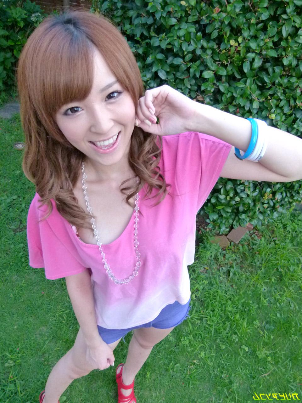 9P A adorável ruiva japonesa Hikaru Shiina se envolve em uma sessão de bukkake a três