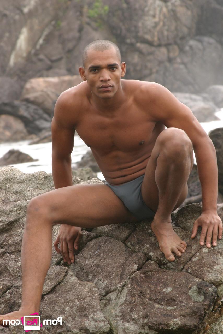 20P O latino gay musculoso Alan Black tira a roupa e posa nu com seu amante do lado de fora
