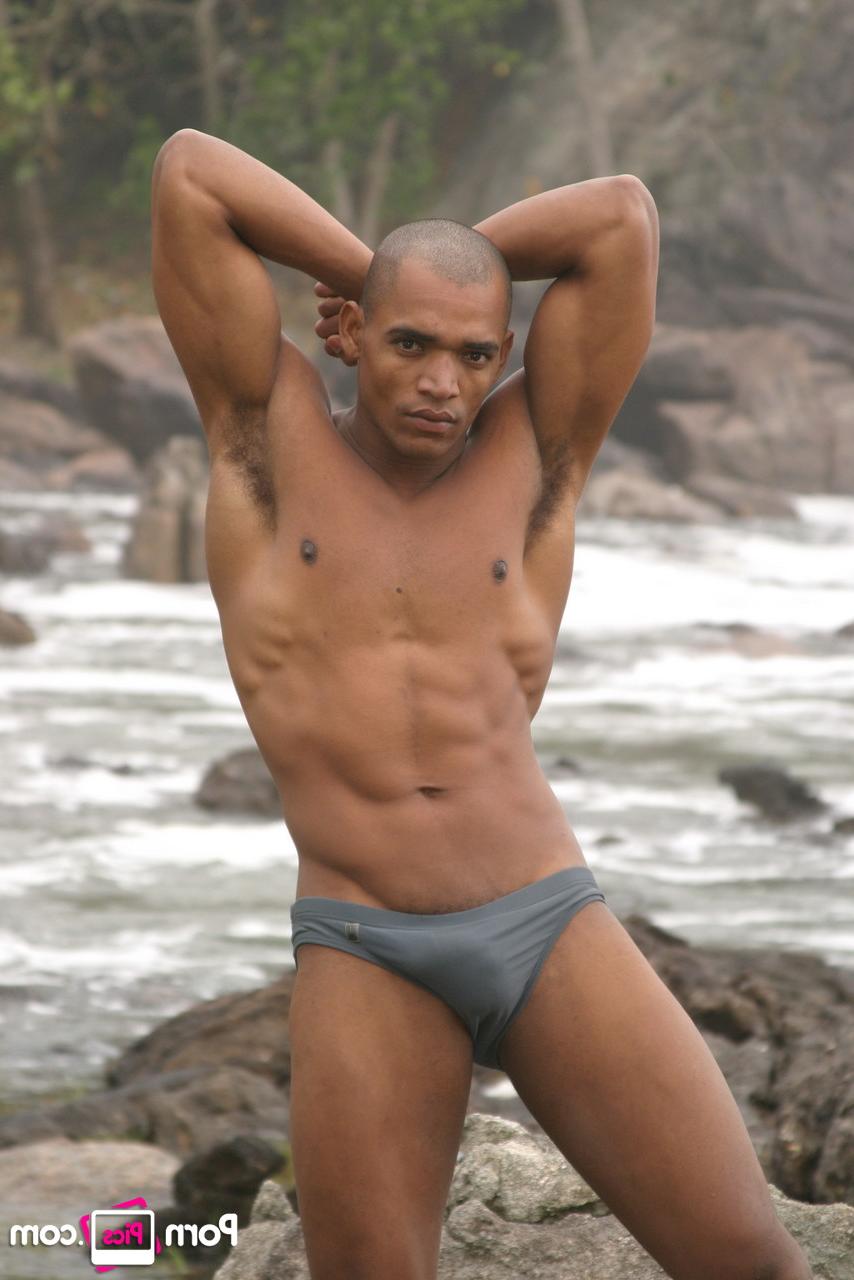 20P O latino gay musculoso Alan Black tira a roupa e posa nu com seu amante do lado de fora