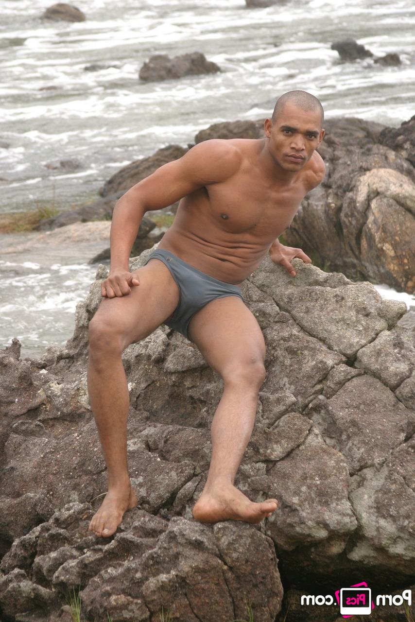 20P O latino gay musculoso Alan Black tira a roupa e posa nu com seu amante do lado de fora