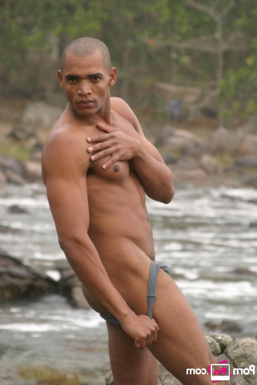 20P O latino gay musculoso Alan Black tira a roupa e posa nu com seu amante do lado de fora