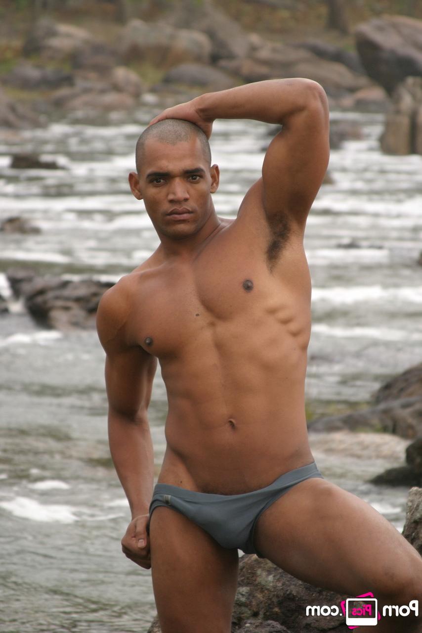 20P O latino gay musculoso Alan Black tira a roupa e posa nu com seu amante do lado de fora
