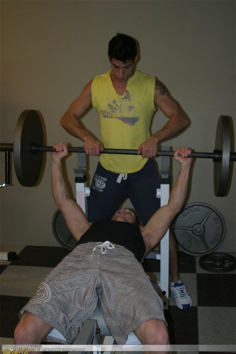 20P Die fitten schwulen Jungs Tommy D und Miguel Prange ziehen sich im Fitnessstudio aus und ficken sich gegenseitig