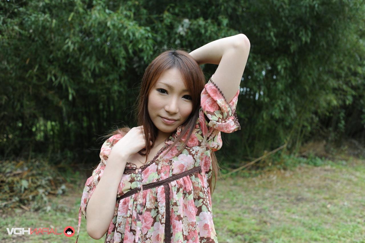 15P La beauté japonaise Kaoru Sakaki montre ses seins et sa chatte près d'une forêt.