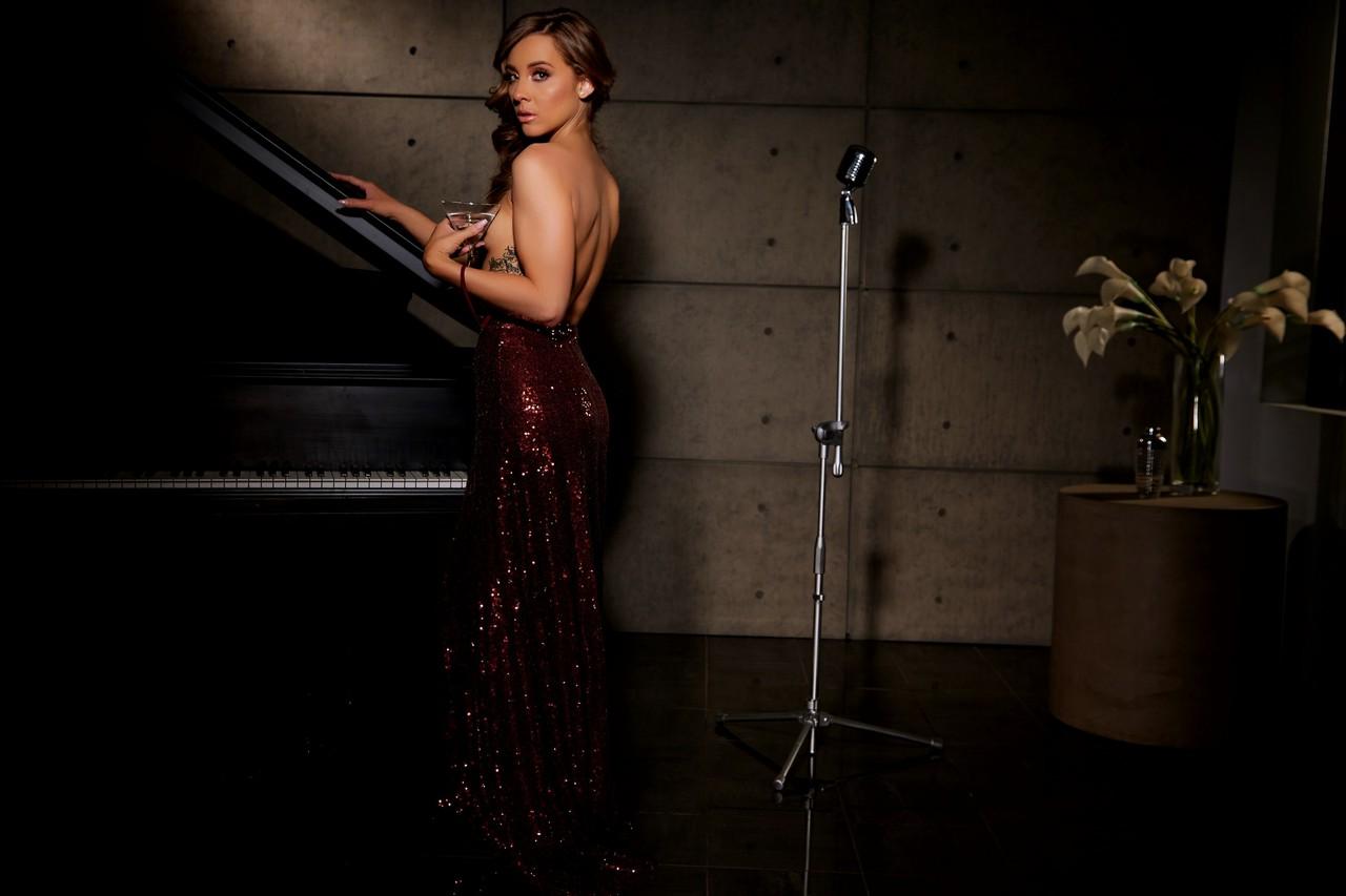 10P Amateur singer Lauryn Elaine with tiny tits performs topless at a piano bar