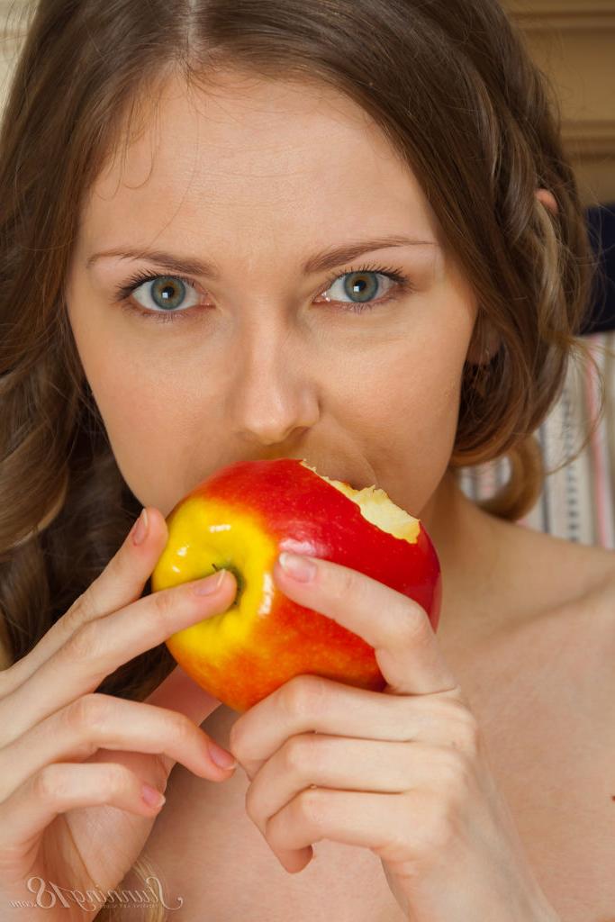 16P La douce jeune Lenore mange une pomme avant de se doigter nue.