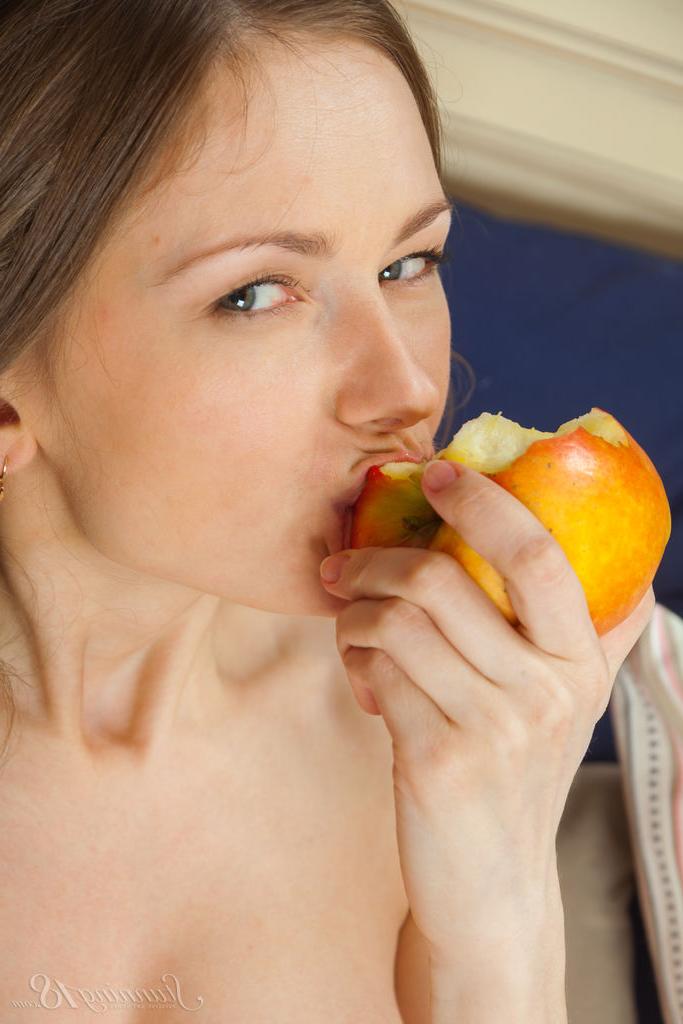 16P La douce jeune Lenore mange une pomme avant de se doigter nue.