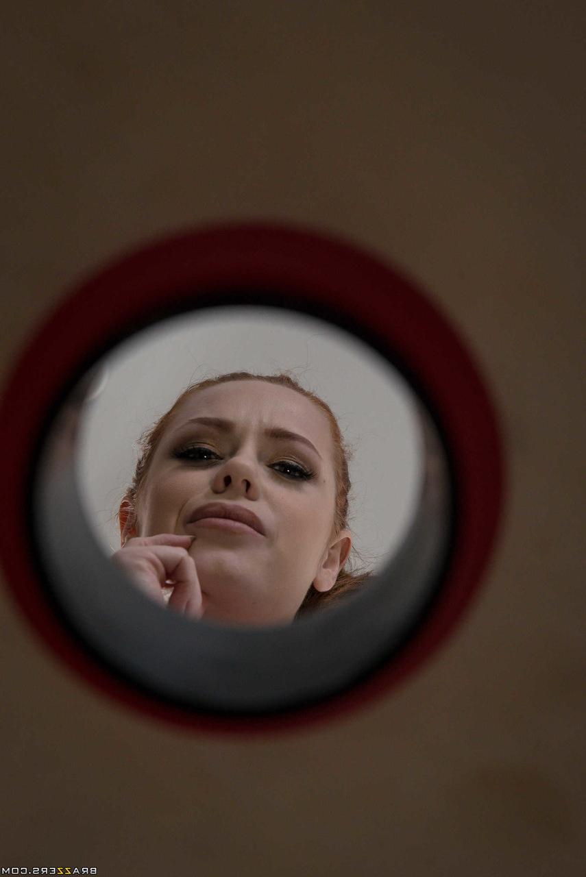 20P A lésbica Ella Hughes é fodida com um vibrador durante uma massagem