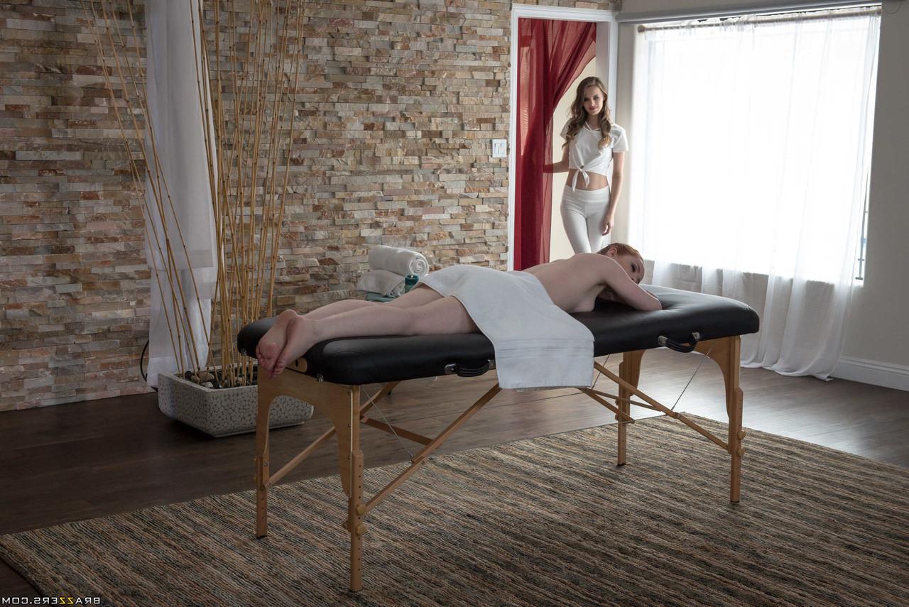 20P A lésbica Ella Hughes é fodida com um vibrador durante uma massagem