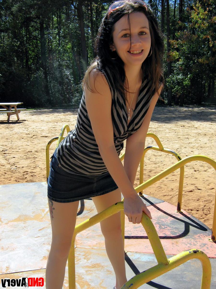 12P Garota de cabelos escuros mostra os peitos e a bunda em um playground público