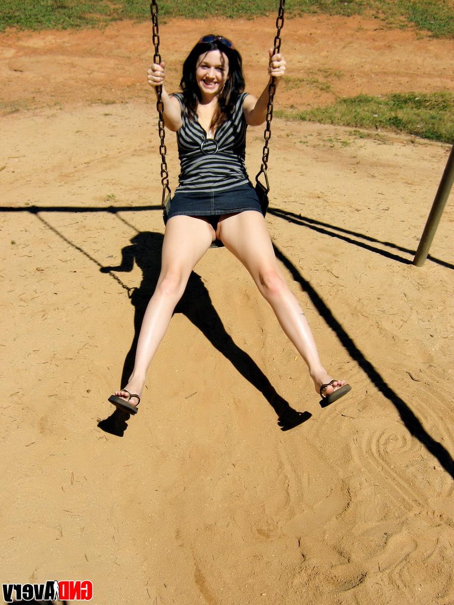 12P Garota de cabelos escuros mostra os peitos e a bunda em um playground público