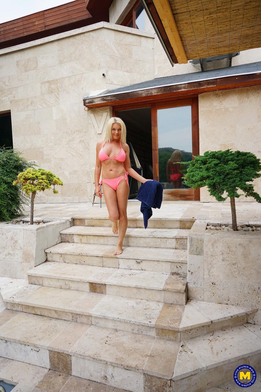 20P Atraente loira madura Krista E posando em seu sexy biquíni rosa