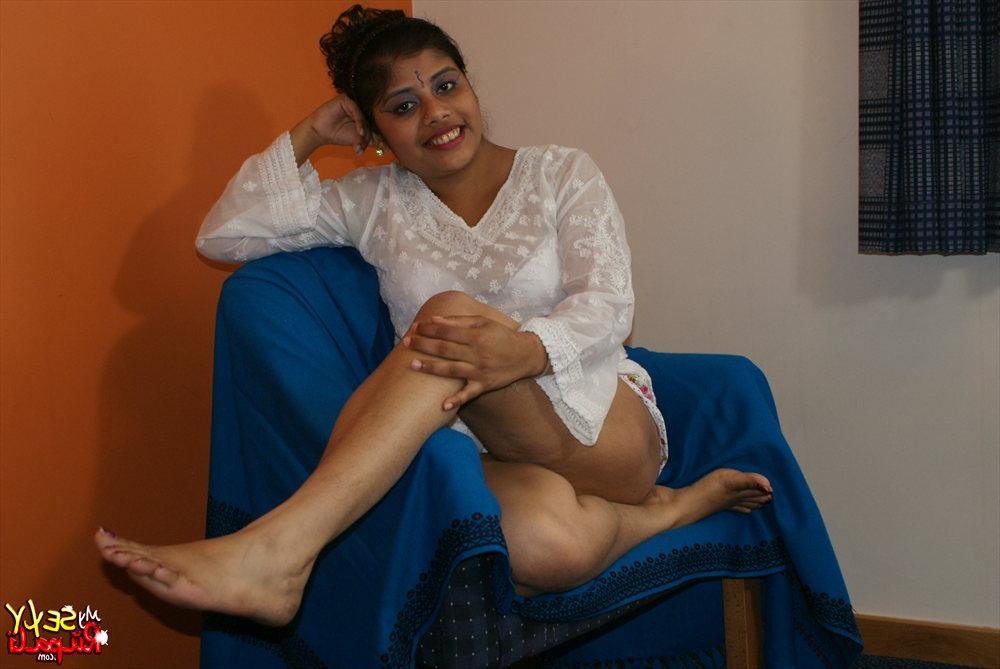 15P La gordita india Rupali se masturba con un juguete sexual después de desnudarse
