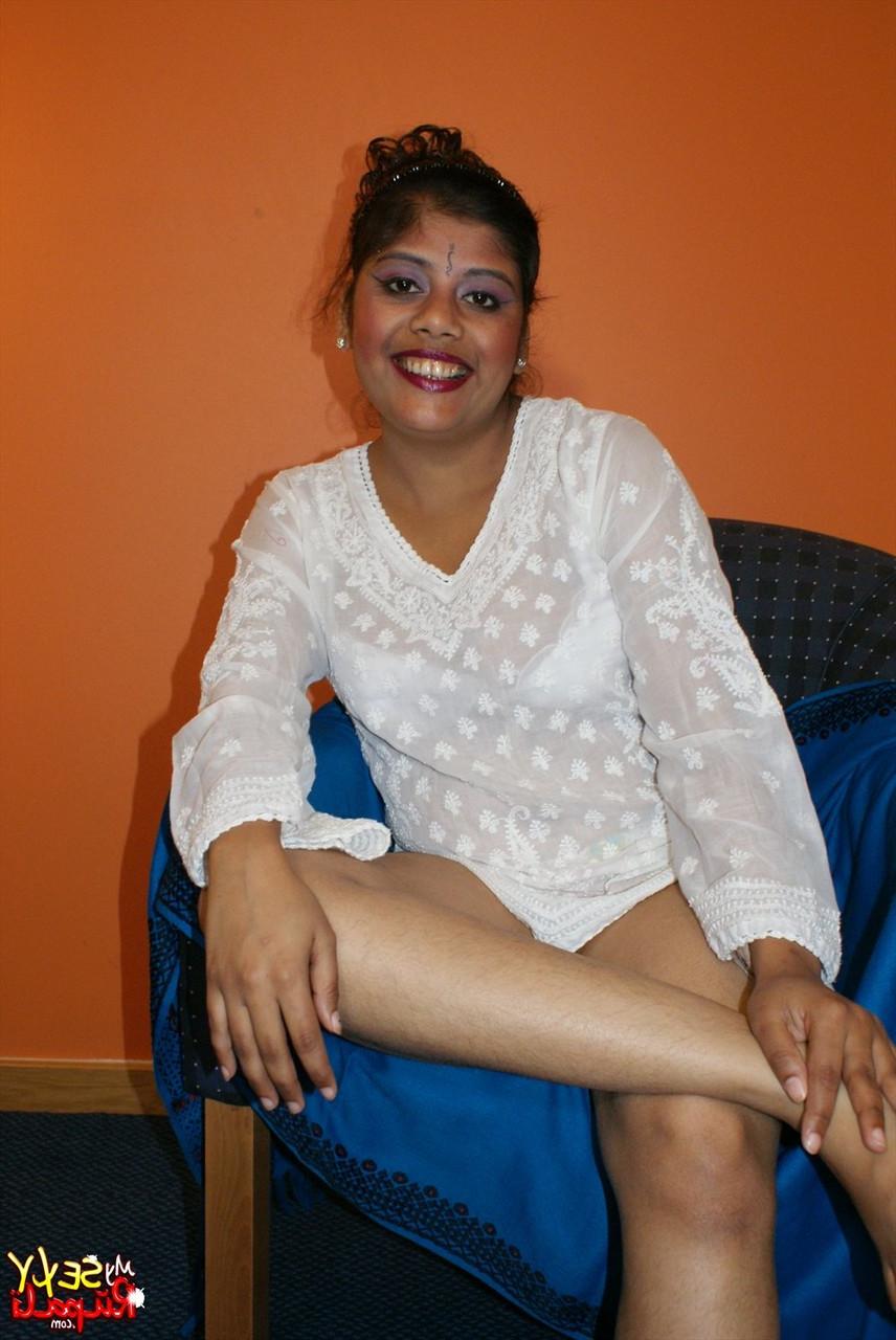 15P La gordita india Rupali se masturba con un juguete sexual después de desnudarse