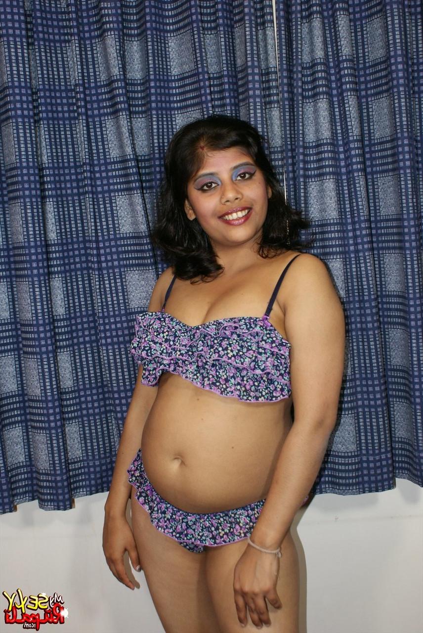 15P A indiana gordinha Rupali descarta sua lingerie para modelar nua