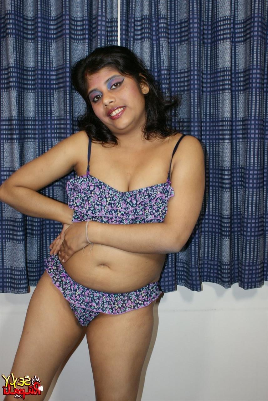 15P A indiana gordinha Rupali descarta sua lingerie para modelar nua