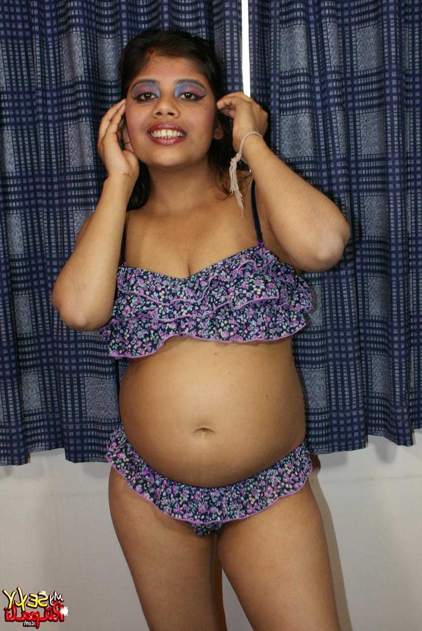 15P A indiana gordinha Rupali descarta sua lingerie para modelar nua