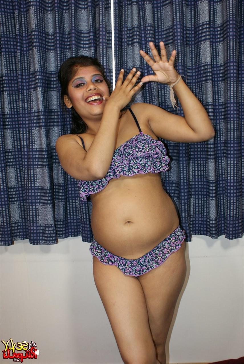 15P A indiana gordinha Rupali descarta sua lingerie para modelar nua