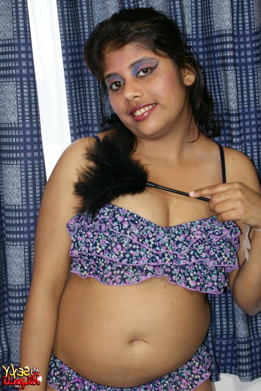 15P A indiana gordinha Rupali descarta sua lingerie para modelar nua