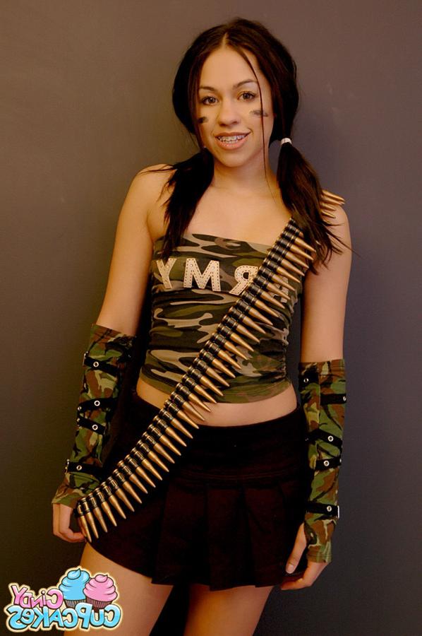 12P A linda adolescente latina Cindy Cupcakes fica nua enquanto usa meias camufladas