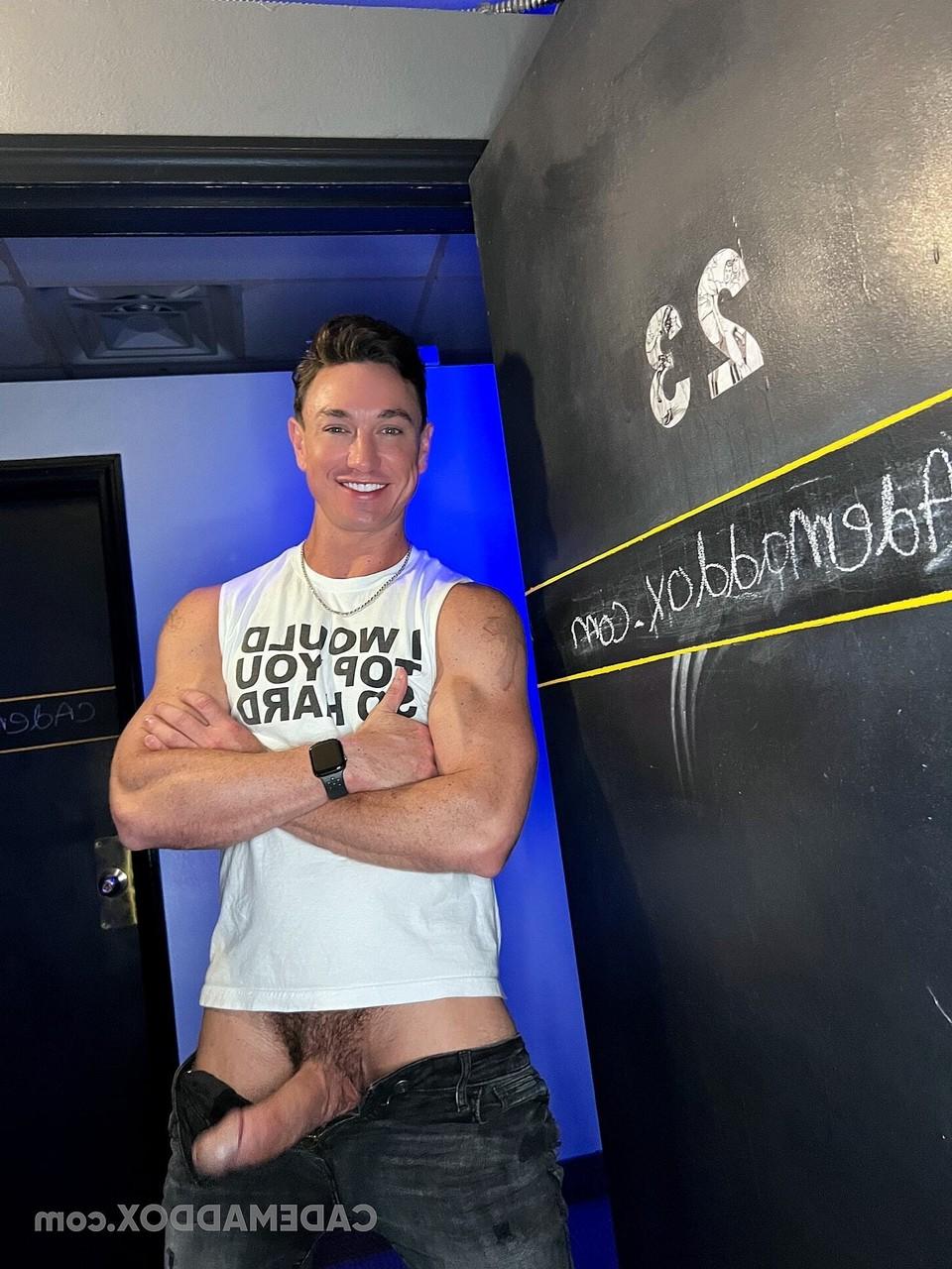19P O fisiculturista gay Cade Maddox tira a roupa e mostra seu corpo musculoso e pau grande