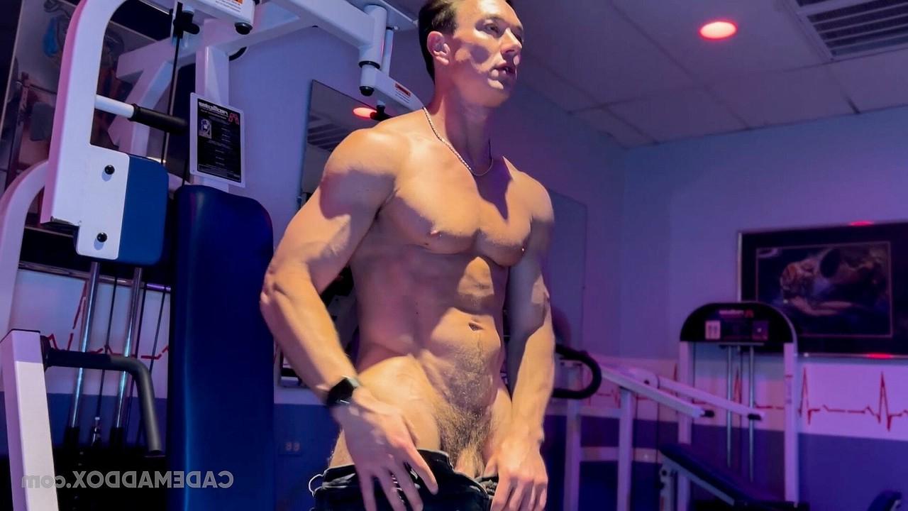 19P O fisiculturista gay Cade Maddox tira a roupa e mostra seu corpo musculoso e pau grande