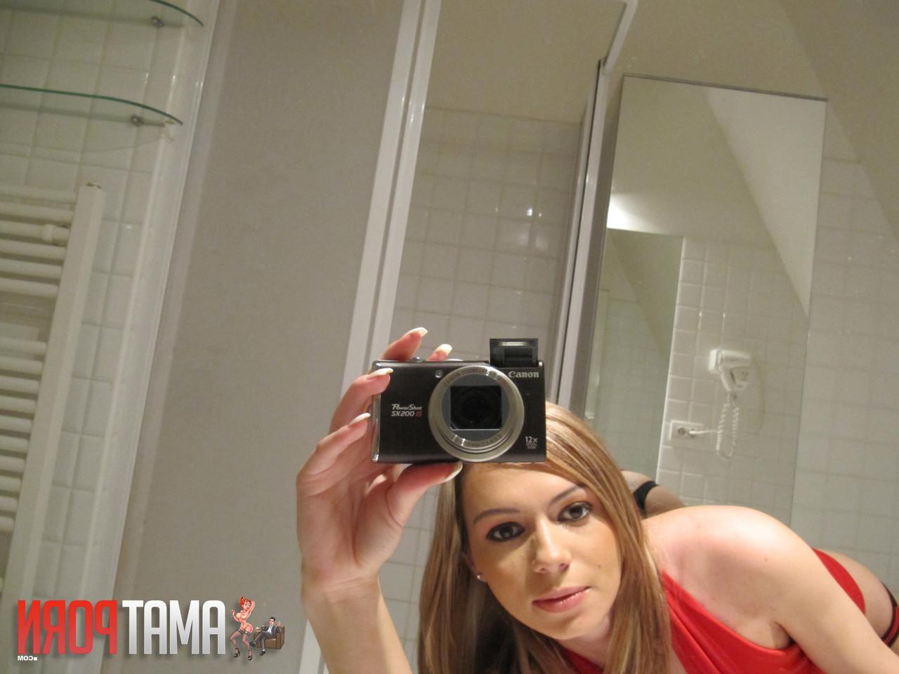 16P Jolie fille exhibant son petit corps nu tout en prenant des selfies de ses petits seins