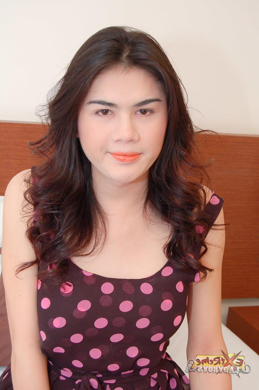 20P Travesti asiática brincalhona Won faz sexo oral com seu namorado e fica com a bunda fodida