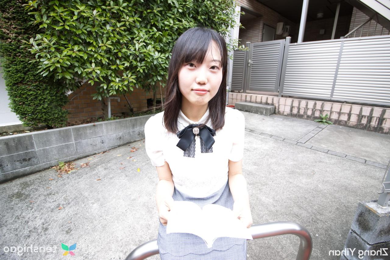 20P Die dünne japanische Teenagerin Zhang Yihan lässt sich ihre haarige Möse fingern und knallen