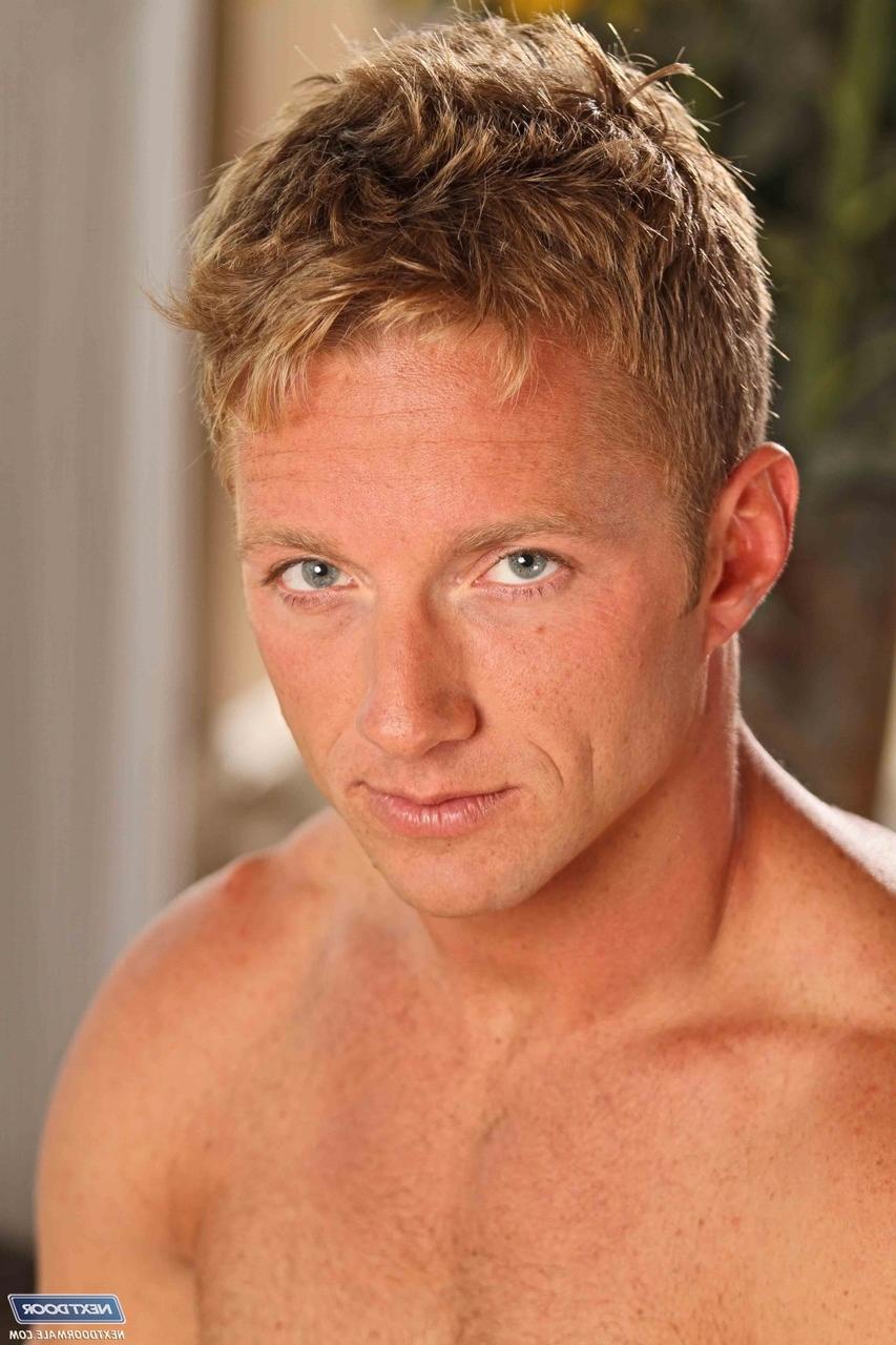 20P O garanhão tatuado Kody Slater exibindo seu pau grande e corpo atlético