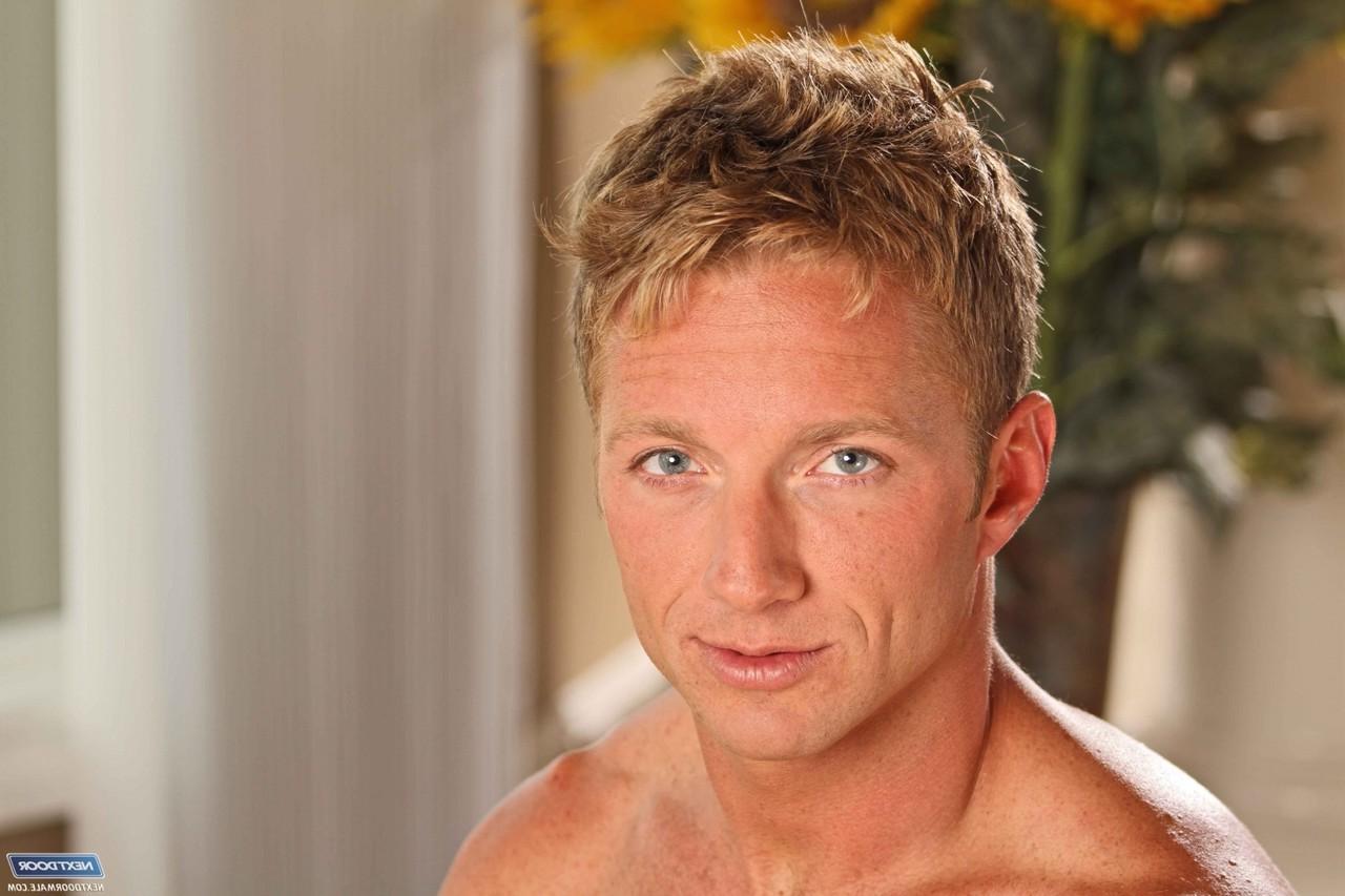 20P O garanhão tatuado Kody Slater exibindo seu pau grande e corpo atlético