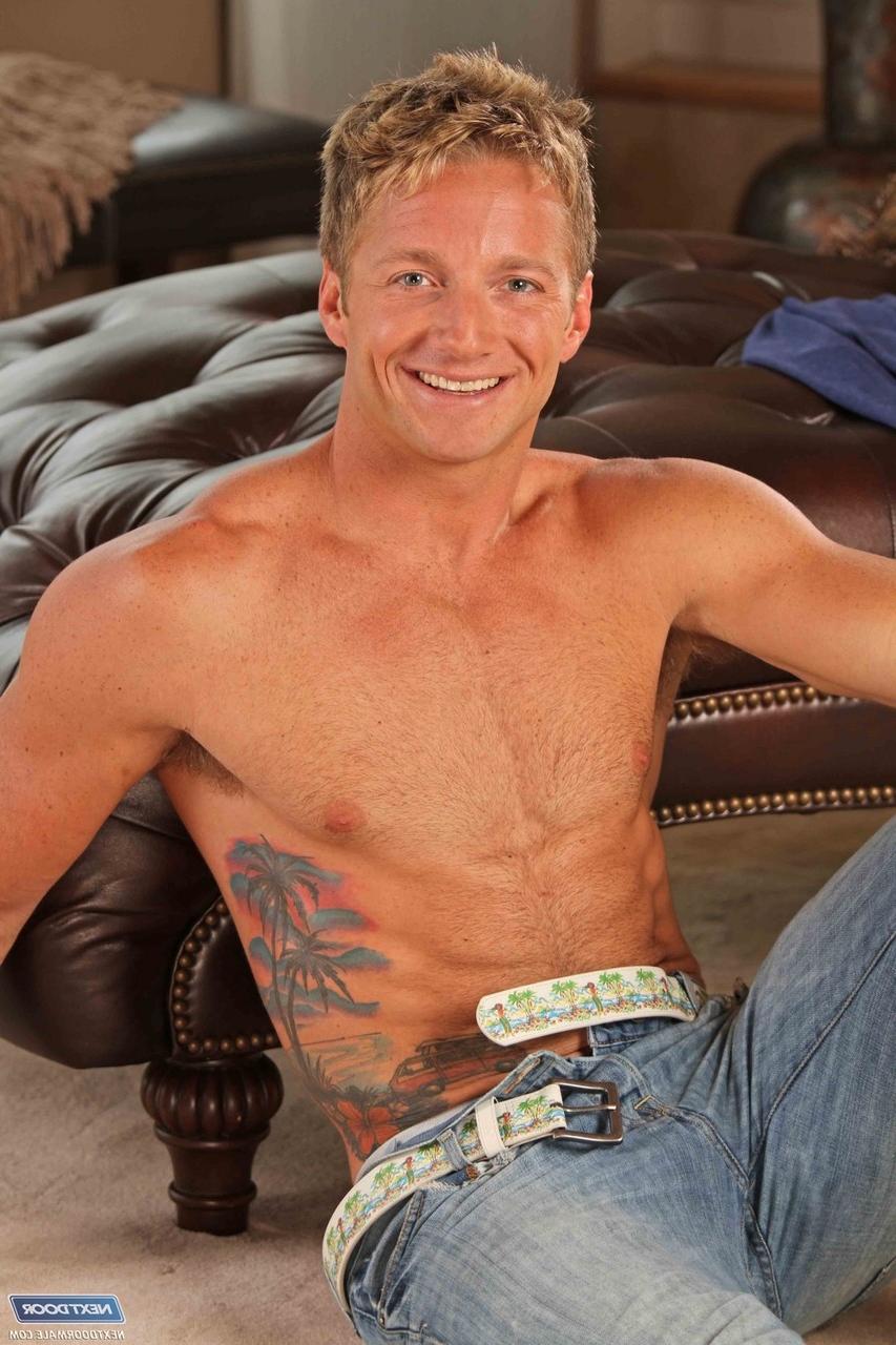 20P O garanhão tatuado Kody Slater exibindo seu pau grande e corpo atlético