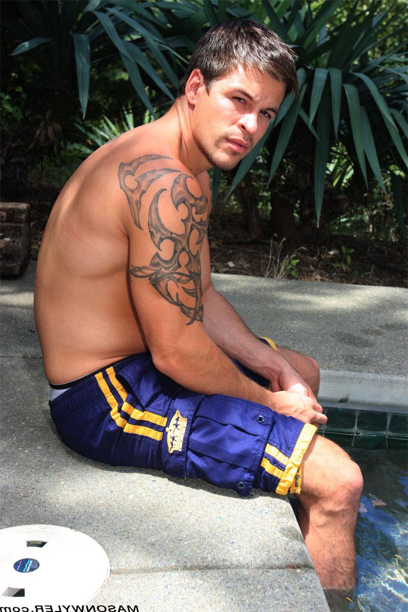 20P La morena tatuada Brodie se folla el firme culo del rubio gay Mason Wyler al aire libre