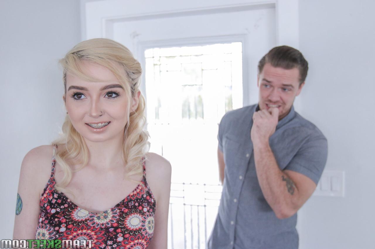 20P A namorada adolescente loira Lexi Lore recebe o aparelho com uma gozada facial grossa