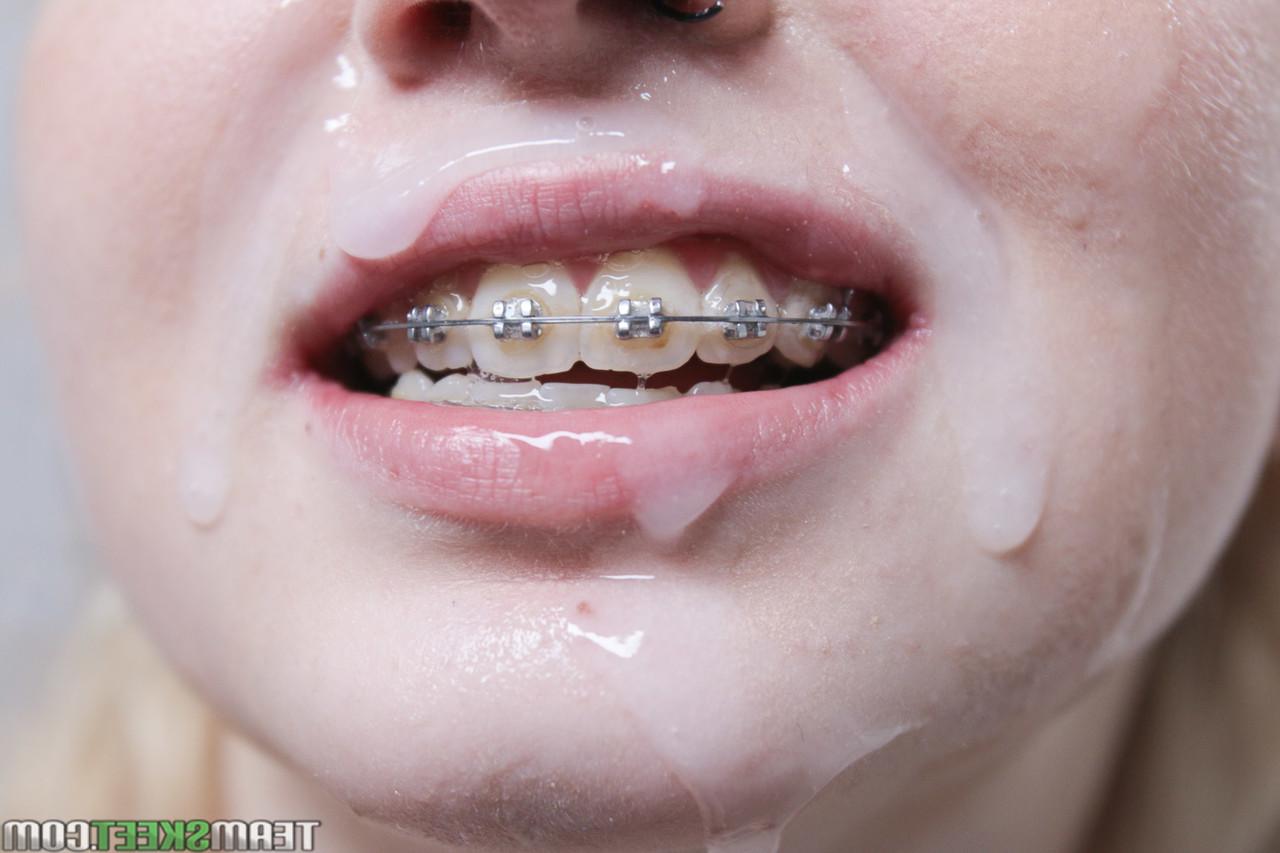 20P A namorada adolescente loira Lexi Lore recebe o aparelho com uma gozada facial grossa