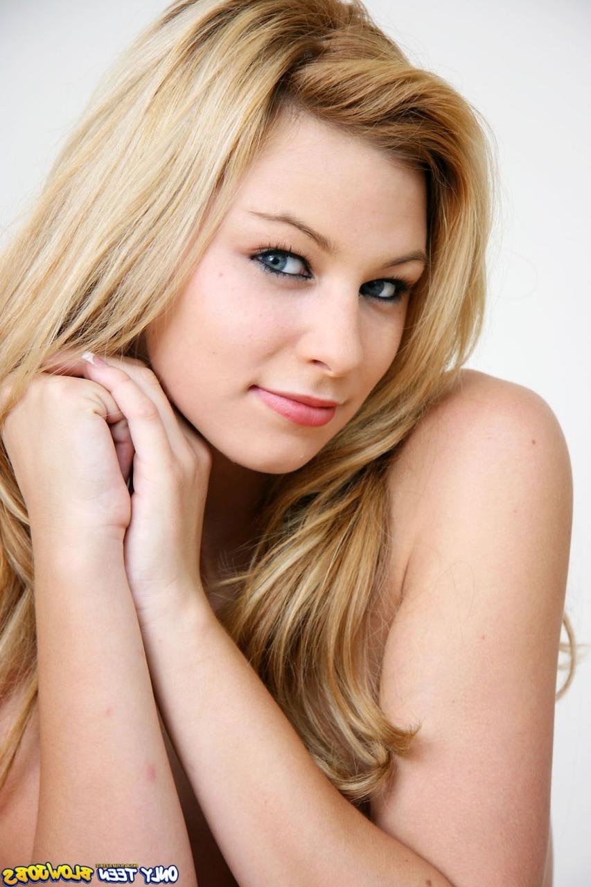 20P A sedutora adolescente tatuada Nikki Flame mostrando seus seios naturais para a câmera