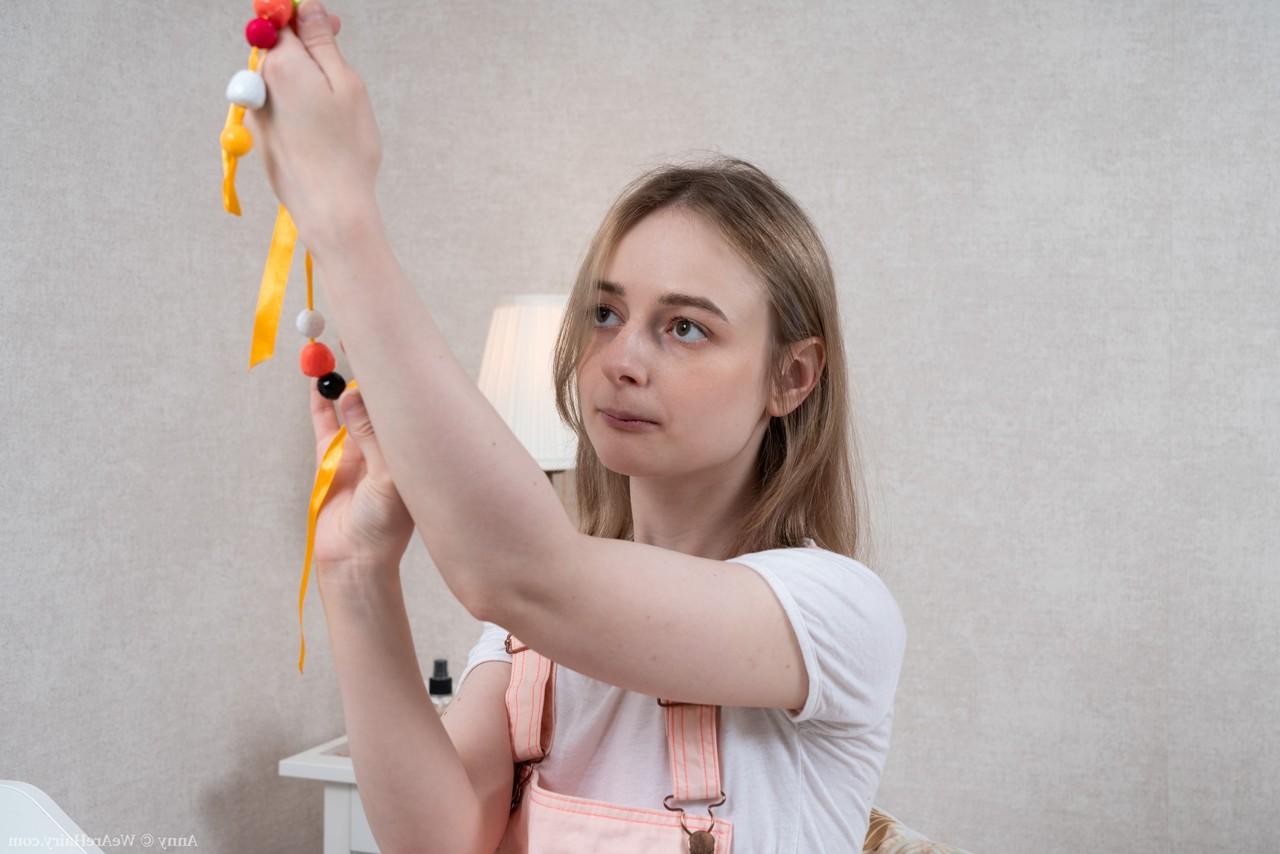 20P Anny, jeune amateur aux petits seins, se brosse les cheveux longs de la chatte en solo.
