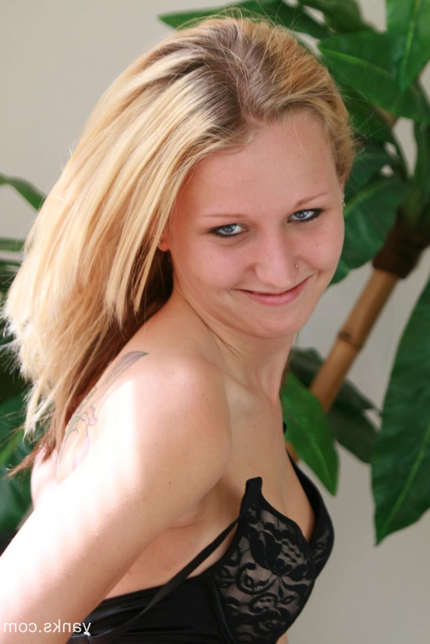 17P Die natürliche Blondine Ashley Breeann fingert ihre rasierte Muschi mit großer Absicht