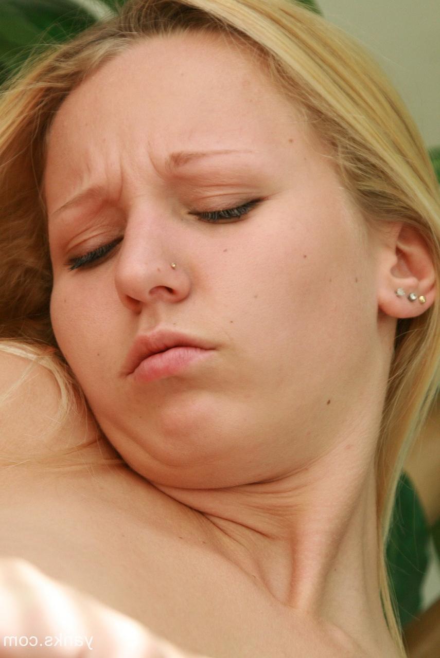 17P Die natürliche Blondine Ashley Breeann fingert ihre rasierte Muschi mit großer Absicht