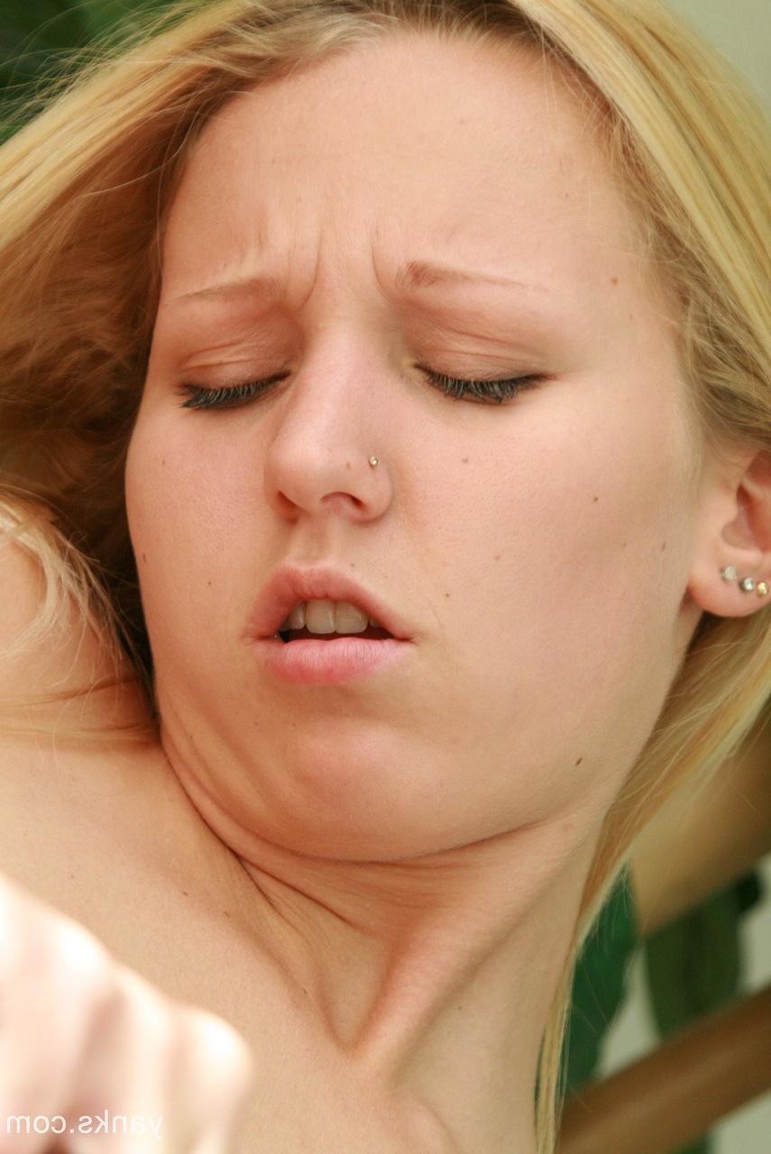17P Die natürliche Blondine Ashley Breeann fingert ihre rasierte Muschi mit großer Absicht