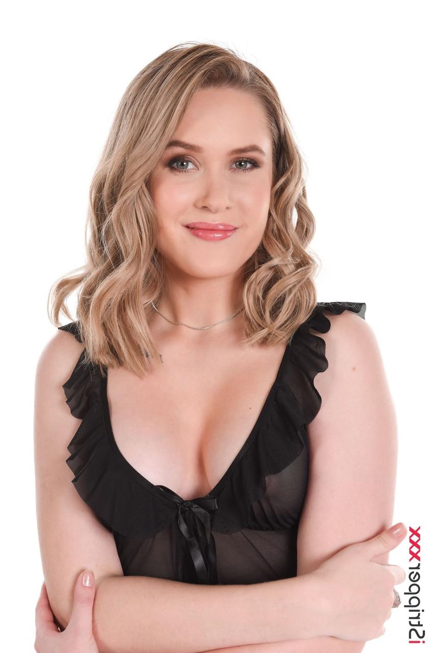 15P A garota gostosa Una Fairy tira a lingerie antes de dildo sua buceta