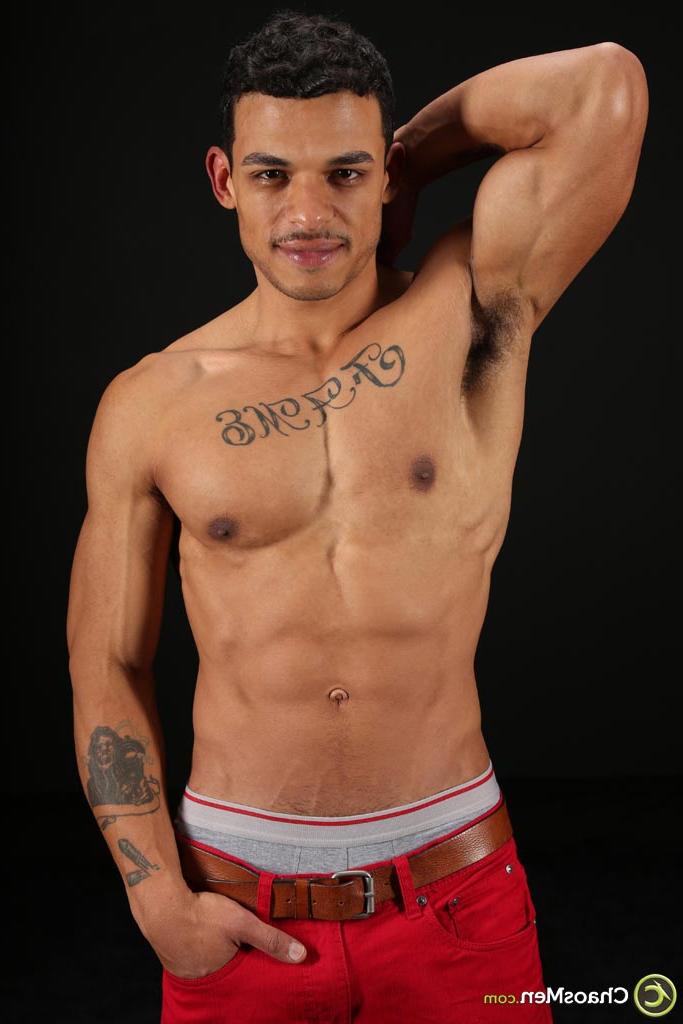 20P O gay tatuado Rodrigo mostra seu corpo atlético nu e seu pau duro