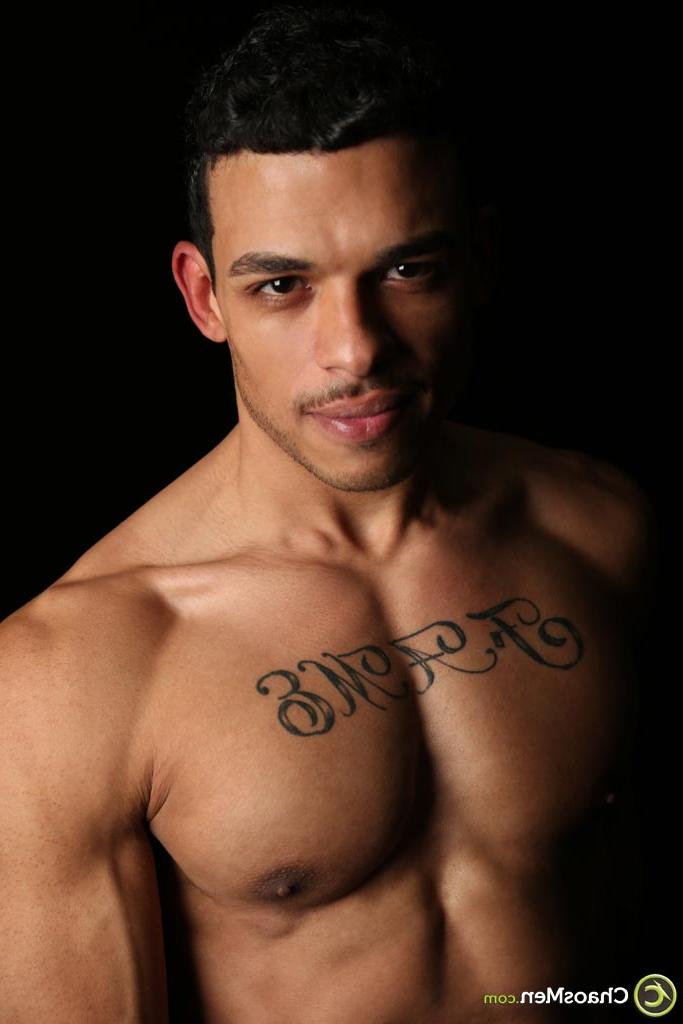 20P O gay tatuado Rodrigo mostra seu corpo atlético nu e seu pau duro