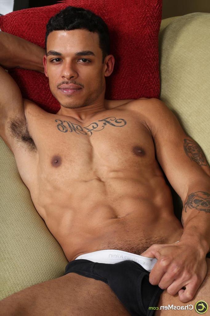 20P O gay tatuado Rodrigo mostra seu corpo atlético nu e seu pau duro